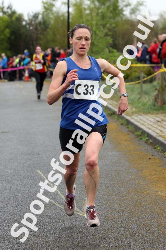 Senior womens relay, Elswick Good Friday Road Races. Photo: David T. Hewitson/Sports for All Pics